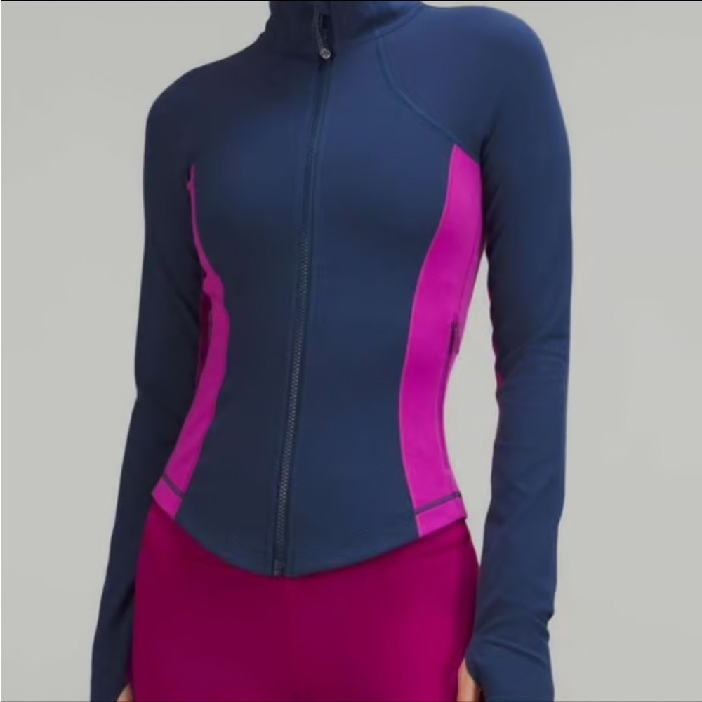 Lululemon Throwback Shape Jacket
Mineral Blue / Vivid Plum Size 6